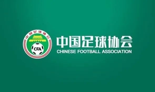 黄渤小时候有一个录音机，经常拿来练歌，父亲看到就会关掉